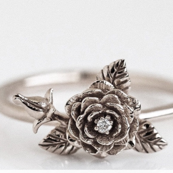 Stunning Silver Plated Flower Ring - Perfect Gift for the Special Woman or Girl - Picture 2 of 4